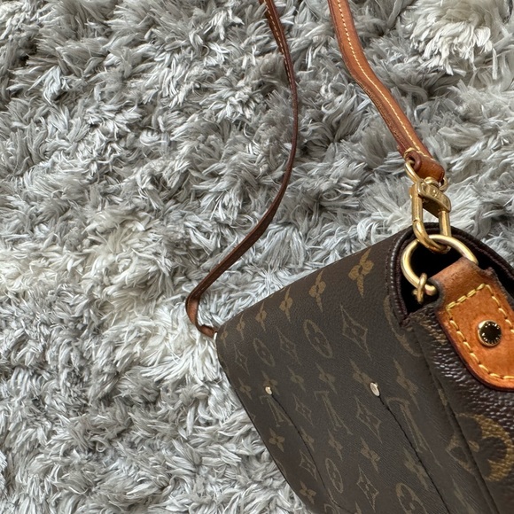 Authentic Louis Vuitton Favorite crossbody - Picture 5 of 8